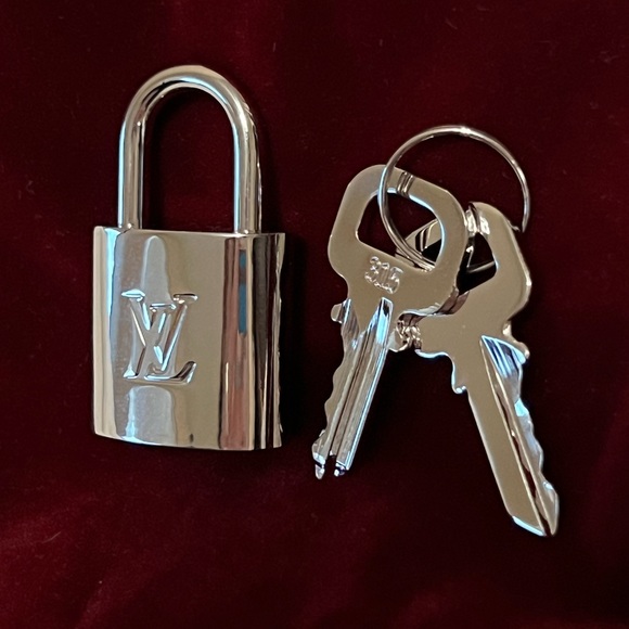 Silver LV Lock & Key #315 - Picture 3 of 4